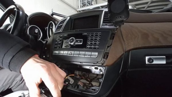 Mercedes ML 2012 W166 How To Remove Original Radio / Navigation Removal