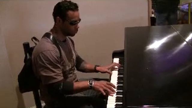 LevroneReport.com • Kevin Levrone Playing Piano смотреть онлайн