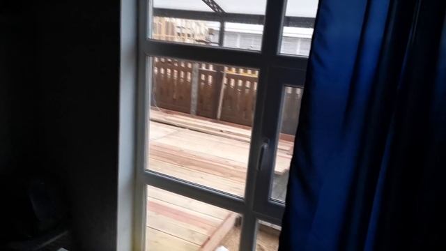 ЖИВЁМ В БЫТОВКЕ! НА МОРЕ..... смотреть онлайн