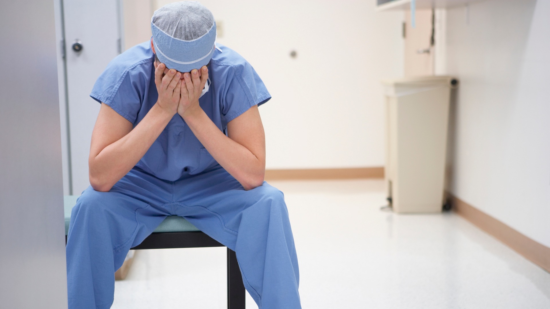 Врачи ушли. Главврач сказал: "В морг!" смотреть онлайн