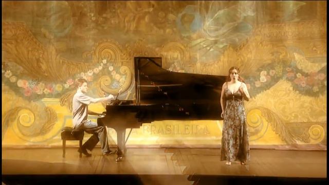 Luciana Tavares sings "Come Serenamente" by Carlos Gomes смотреть онлайн