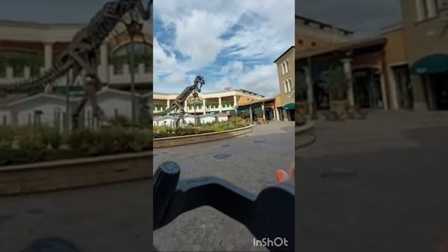 Un tirannosauro rex al Castel Romano Designer Outlet #shorts #roma смотреть онлайн