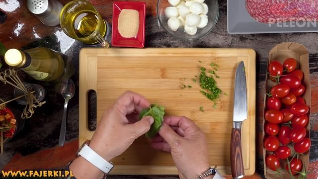 Mini Przekąski Na Krakersie Oraz Pepperoni Z Bazyliowym Winegretem