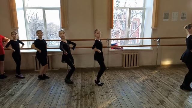 Учим 1 ключ в русском танце. 3 класс. Фрагмент урока 9 февраля 2022 г. Дрезненская ДШИ смотреть онлайн
