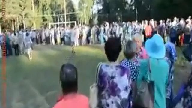 "Люди, какие вы дикие!", - россияне устроили давку из-за бесплатной каши смотреть онлайн