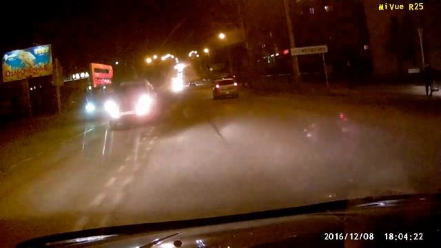 Езда без правил.Наглый подрезальщик на перекрестке. смотреть онлайн