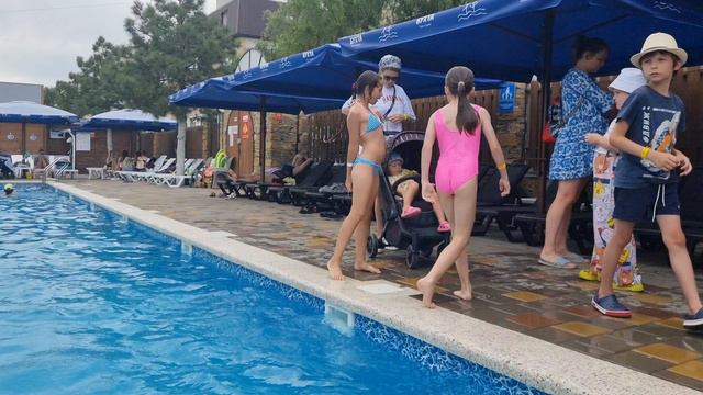 Вероника с сестрой Аней на базе отдыха 