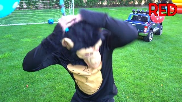 Jason Plays with his Monkey friend смотреть онлайн