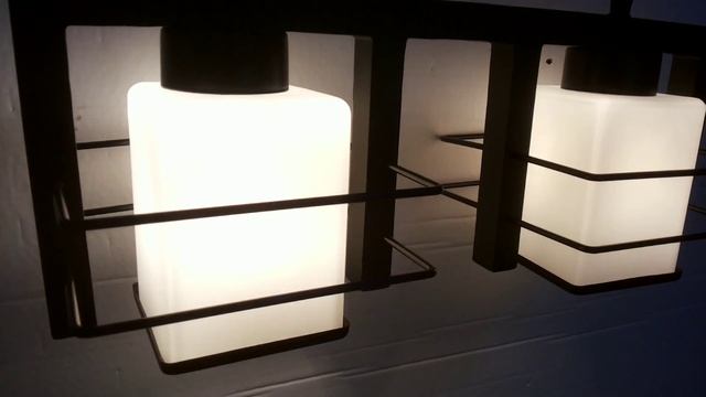 Как светит люстра на подвесах 2 лампы 2 стеклянных плафона квадрат! смотреть онлайн