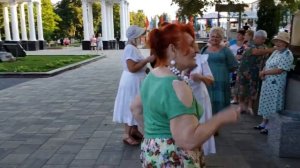 230806 Танцы под гармонь у фонтана в парке горсад гармошк город Орёл танцуют орловчане жители г Орла