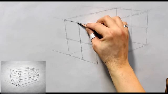 ШЕСТИГРАННАЯ ПРИЗМА. Вид сбоку, ракурс на столе. смотреть онлайн