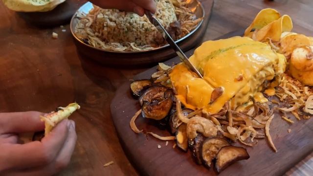 Pakistanis trying TURKISH Food yummy ? (Maza Aa Geya) Baklava with Ice Cream, Beef & Rice, Beef Wra смотреть онлайн