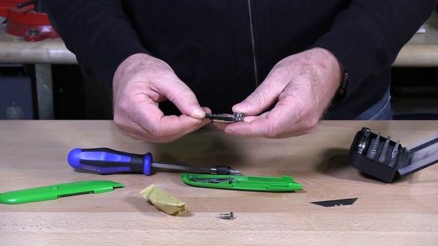 Replacing a Utility Knife & Box Cutter Blade | DIY смотреть онлайн