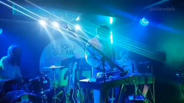 Frank Dillane singing {FAKE PEOPLE} смотреть онлайн