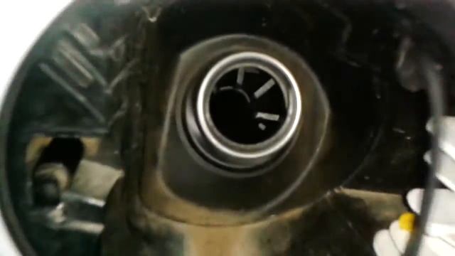 Видео: Как открыть крышку топливного бака Skoda Yeti, Шкода Йети смотреть онлайн