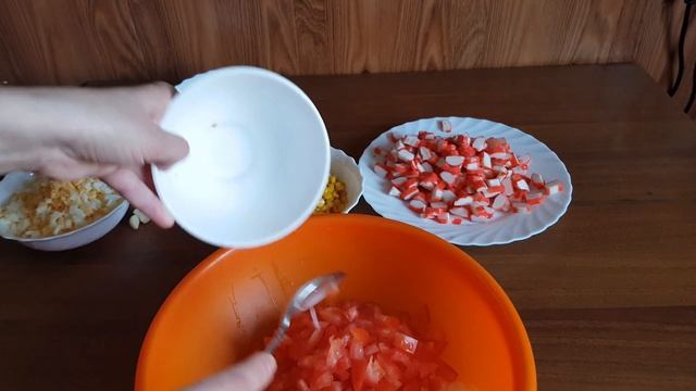 Салат с крабовыми палочками. Вкусно и сытно!!! смотреть онлайн
