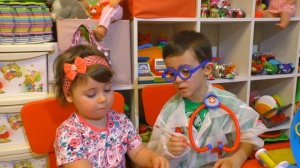 Дети играют в доктора, осваивают новую профессию. Лиза - врач стоматолог, Артём - врач терапевт