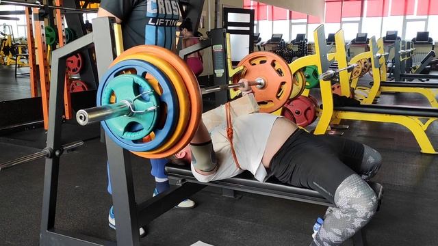 Д 1: Жим соревновательным хватом на брусок, 130 кг, 2 подход. смотреть онлайн