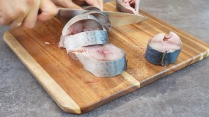 Солю скумбрию экспресс способом: утром солю, вечером едим. Малосолёная, нежная, ну очень вкусно