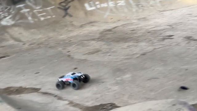 World's best cheap rc car (no one can kill it!!) смотреть онлайн