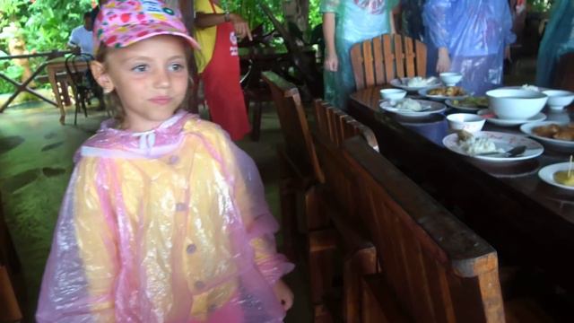 Настя и Саша кормят и катаются на СЛОНАХ Почему мы все промокли в Джунглях Влог смотреть онлайн