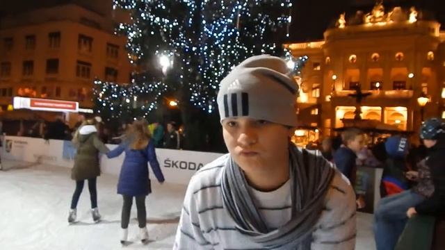 Танцы на катке в Словакии под песню на русском языке. смотреть онлайн