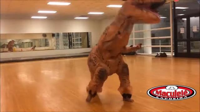 Dinosaur Playing Capoeira смотреть онлайн