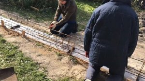 Ленточный фундамент под сарай. Вяжем арматуру, строим опалубку.