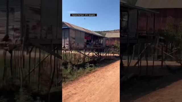Вот такая жизнь в Камбодже. Дома на сваях потому, что в сезон дождей затапливает. Озеро Тонлесап смотреть онлайн