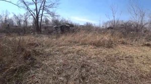 На даче. Покос сухой травы бензотриммером.