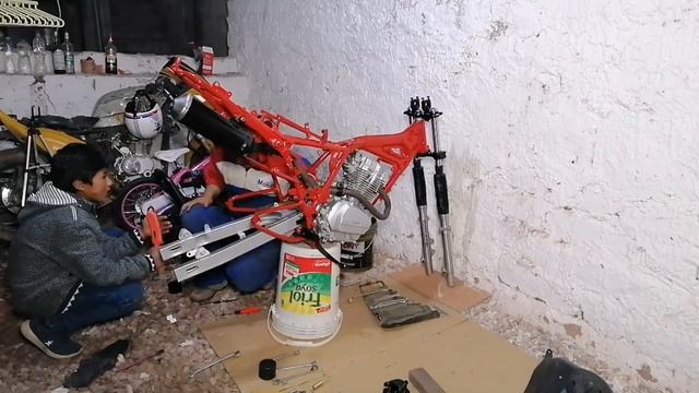 ??️Como modificar moto china con plásticos de honda Crf 230 ?️?? parte 3 смотреть онлайн