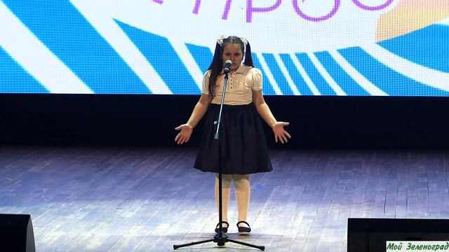 Мария Лазарева читает стихотворение А. Барто «Номерок» («В театре»)