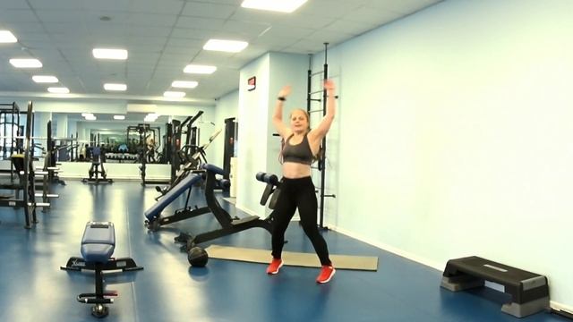 Функциональная быстрая кардио-тренировка с медболом. Рельеф, кубики и активный отдых смотреть онлайн