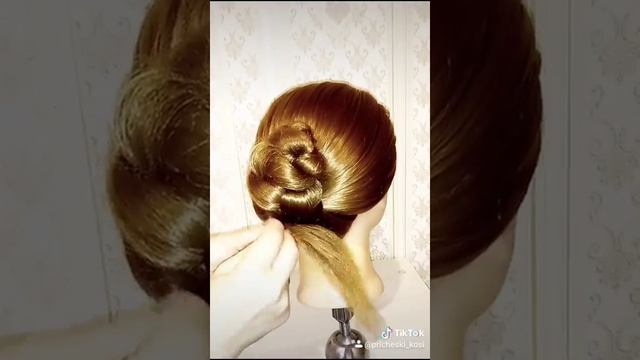 Лёгкая прическа за минуту | Красивый пучок на учёбу и работу | Быстро и элегантно смотреть онлайн