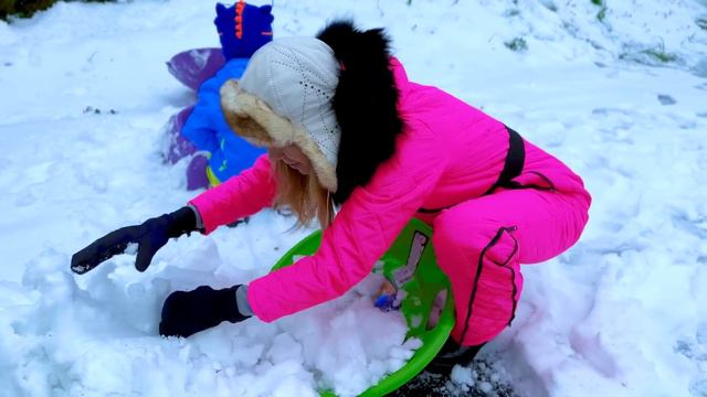 ⛄ AFARĂ pe ASCUNS 🤫 Facem PÂRTIE ACASĂ 🎿 Prima ZĂPADĂ ❄️ смотреть онлайн
