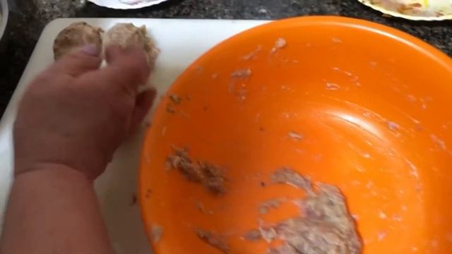Куриные котлеты с начинкой из орехов и морковки смотреть онлайн