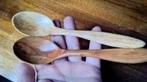 Самодельные резные ложки из ясеня и яблони.