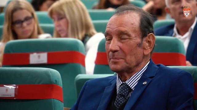 El Comité de Entrenadores reconoce con insignias de oro y plata a sus afiliados desde 1992 y 2002 смотреть онлайн