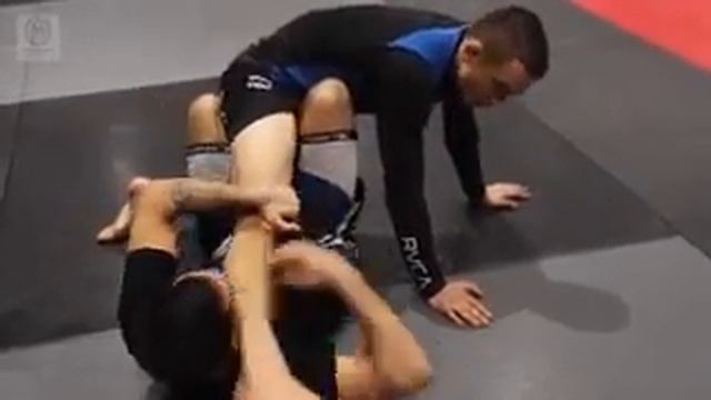 Свип из обратной де ла ривы . Бразильское джиу-джитсу ноу ги. Грэпплинг.Reverse De la riva guard смотреть онлайн