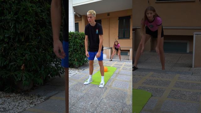 САДИСЬ НА МЯЧ! #shorts смотреть онлайн