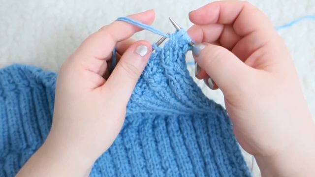 Детская манишка спицами. МК смотреть онлайн
