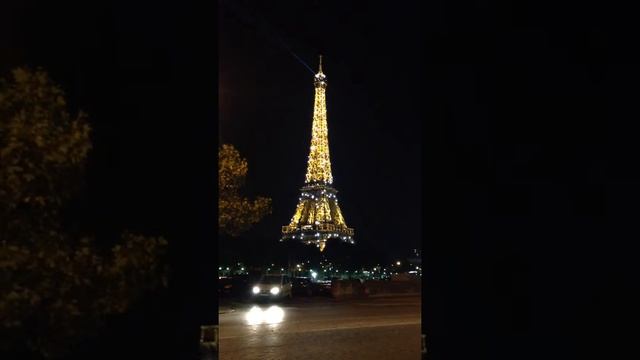 Эйфелева башня ночью. Париж. смотреть онлайн