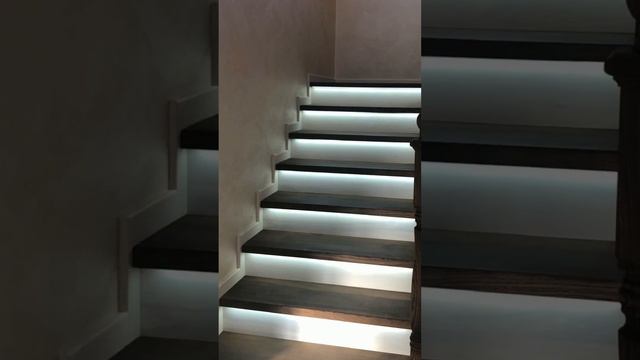 Лестница в частном доме с подсветкой #shorts смотреть онлайн