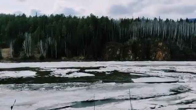 На реке Мана в Красноярском крае начался ледоход смотреть онлайн