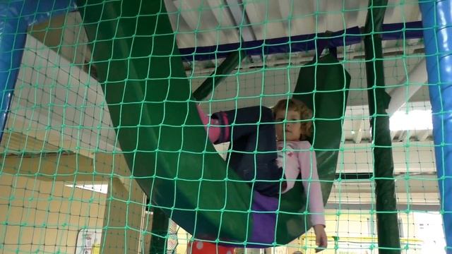Детский развлекательный центр Пчелки. Дети играют в лабиринте, прыгают на батуте, танцуют. смотреть онлайн