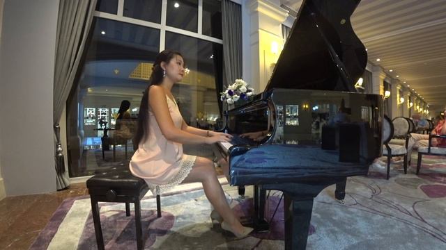 Пианистка играет в отеле Rixos / Pianist plays piano in public смотреть онлайн