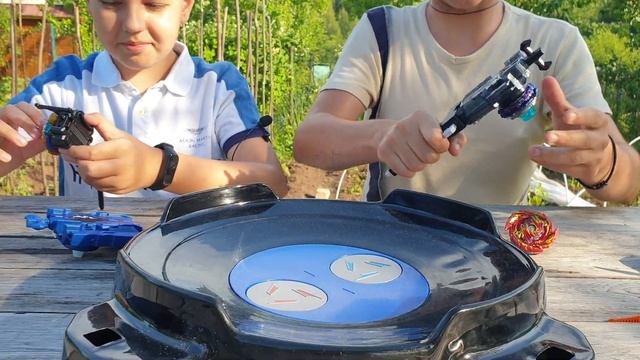Игра в BEYBLADE БЕЙБЛЭЙД с братом (playing in BEYBLADE with brother) смотреть онлайн