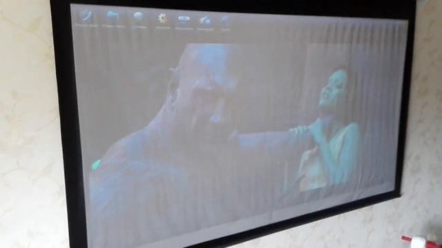 Черный экрна для проектора. Работа при дневном свете. смотреть онлайн