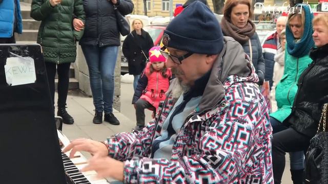 Street music piano kiev ukraine. Красивая уличная игра на фортепиано возле андреевского спуска киев смотреть онлайн