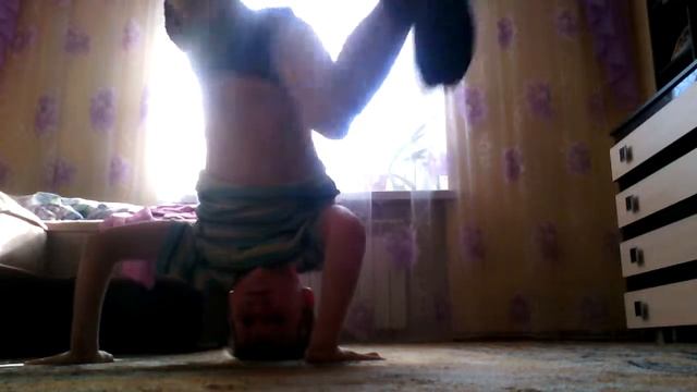 Кручусь на голове.